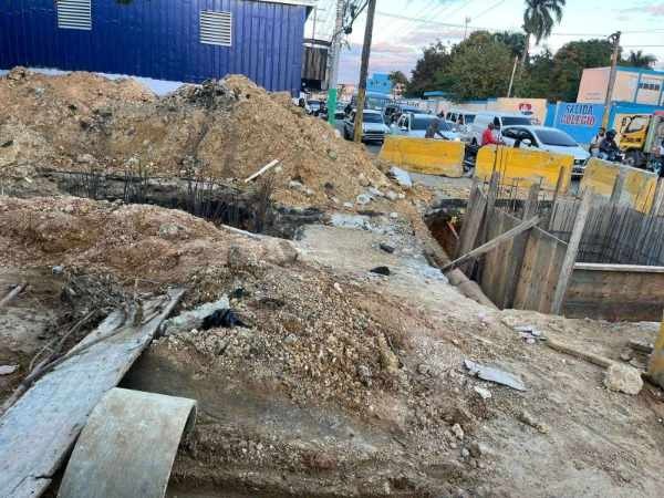 Obras de Corporación del Acueducto y Alcantarillado de Santo Domingo en la Carretera Mella “se hacen eternas”, denuncian residentes