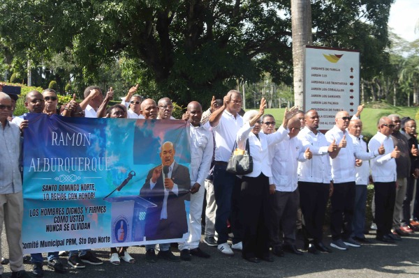 Comité municipal del PRM en Santo Domingo Norte rinde guardia de honor a Ramón Alburquerque