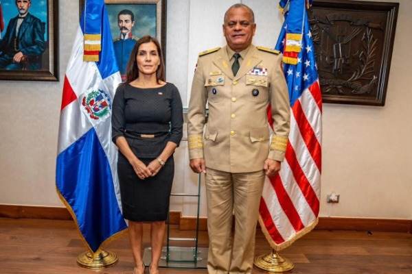 Embajadora de Estados Unidos realiza visita oficial al ministro de Defensa; reafirman vínculos sólidos