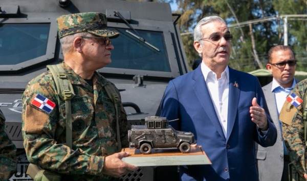 Abinader entrega equipos militares y vehículos blindados para fortalecer la seguridad nacional