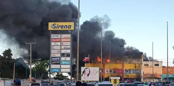 Incendio afecta mueblería L&R Comercial en Villa Mella
