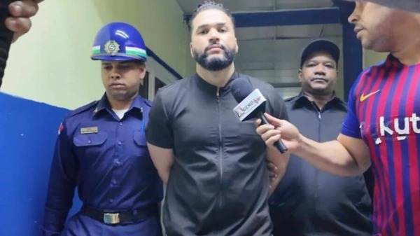 Detienen galeno señalado por agresión sexual a paciente en Las Guáranas: arrastraba múltiples querellas