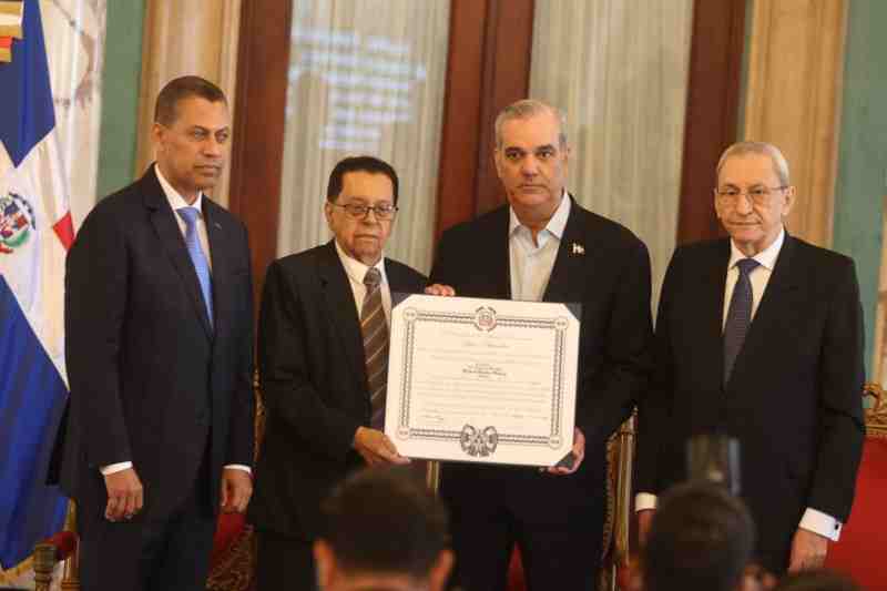 Abinader exalta legado de Orlando Martínez con Orden al Mérito Duarte, Sánchez y Mella