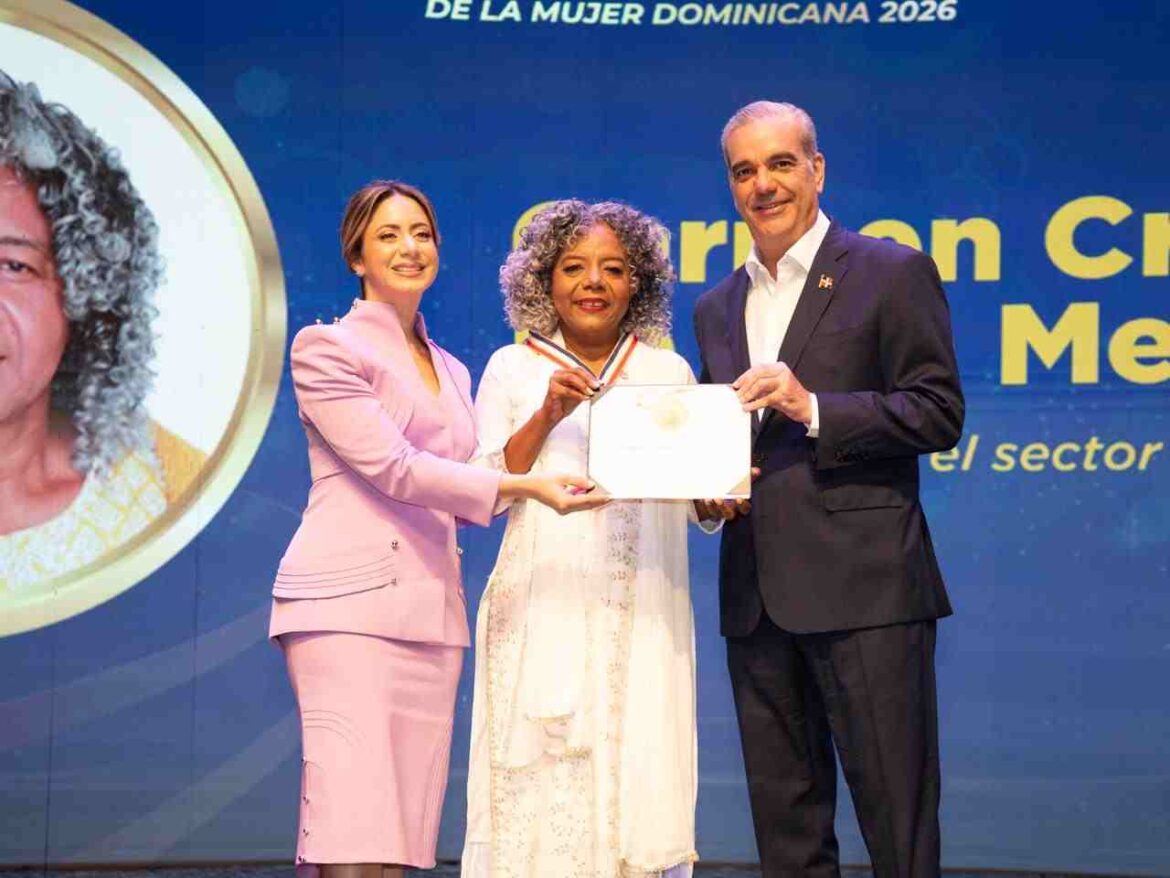 Abinader distingue a 22 dominicanas con Medalla al Mérito de la Mujer