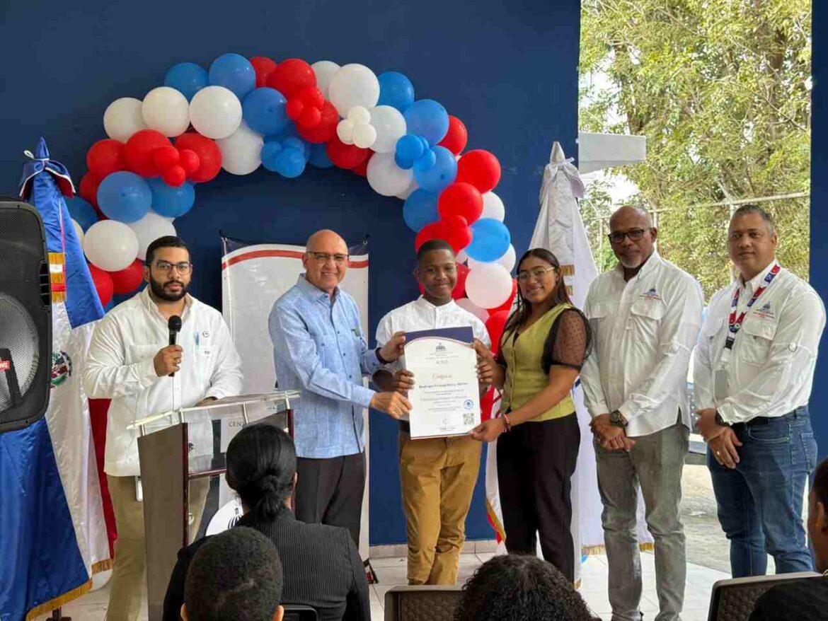 CTC celebra jornada tecnológica y entrega certificados a decenas de jóvenes en Los Alcarrizos