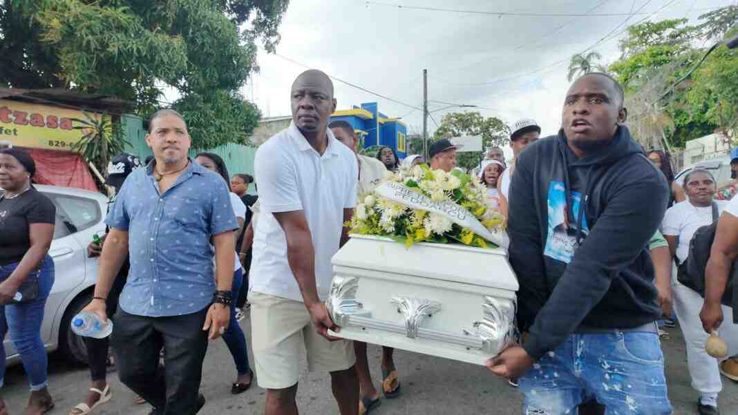 Con salve y tambora, Villa Mella despide a Enerolisa Núñez, la “Reina de la Salve”