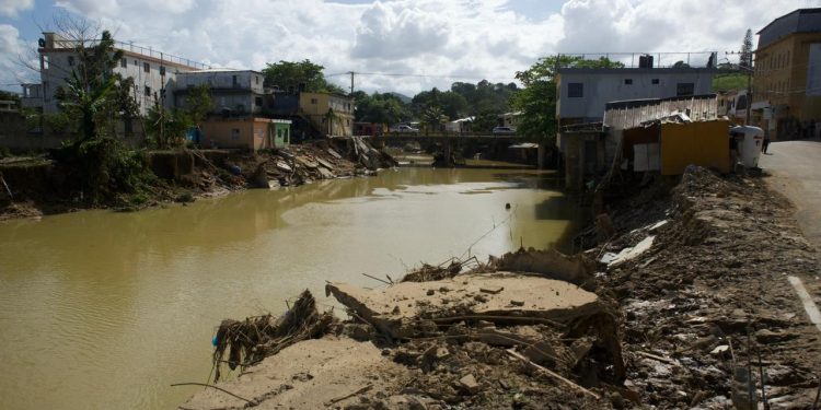 Presidente Abinader visita zonas impactadas por inundaciones en Gaspar Hernández y ordena intervención integral y compensaciones para afectados