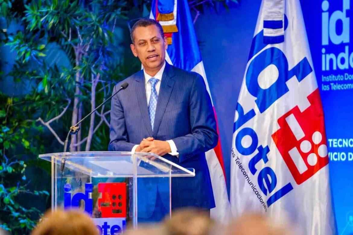Indotel honra memoria del periodista Orlando Martínez al develar tarja que nombra su edificio corporativo