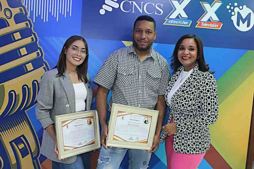 Programa radial Conecta2 con Ana Inoa reconoce a Aimée Alcántara y Amin Alexander en especial por el Día Nacional del Locutor