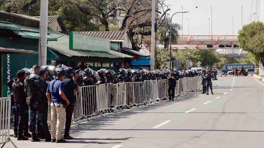 Tensión en la avenida Máximo Gómez: fuerte contingente policial ejecuta desalojo en Teleofertas
