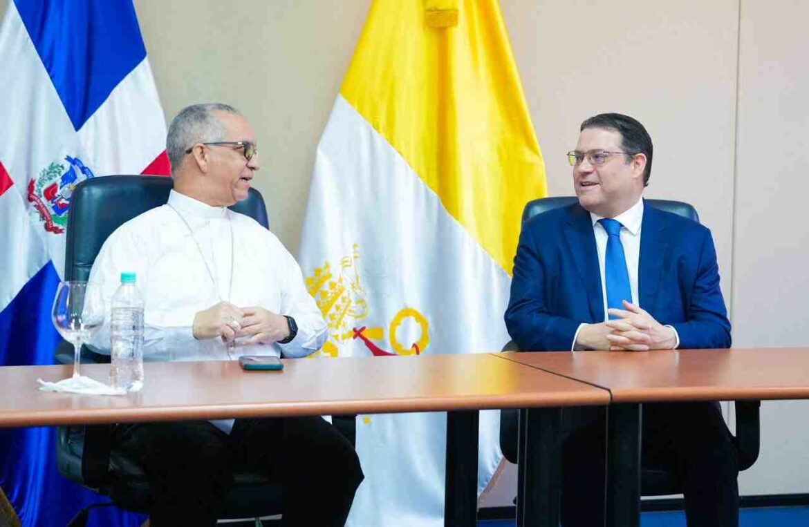 Gobierno explica plan ante crisis internacional al Episcopado Dominicano