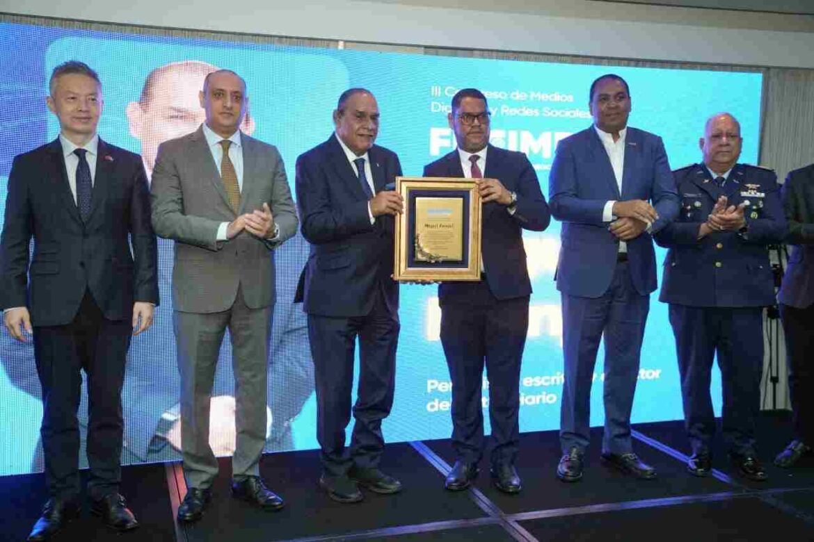 FUCIMDRES reconoce trayectoria del periodista Miguel Franjul en su III Congreso de Medios Digitales