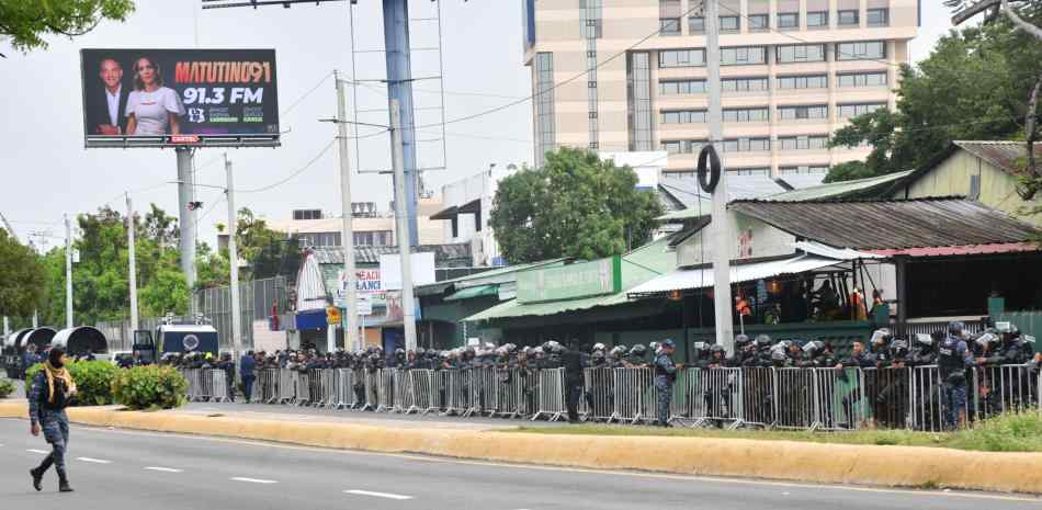 Amplio operativo policial ejecuta desalojo en plaza Teleofertas