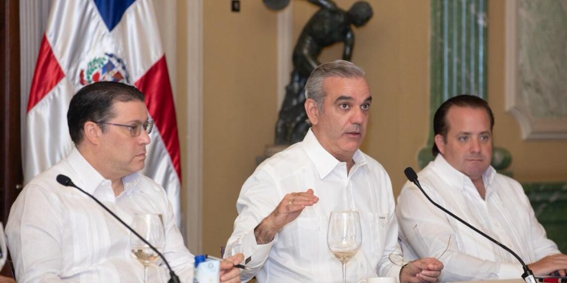 Abinader anuncia combustibles se mantendrán congelados para la semana del 16 al 24 de abril
