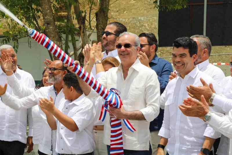 Tras más de 40 años de espera, presidente Abinader y Wellington Arnaud inauguran acueducto múltiple San José de Ocoa-Sabana Larga