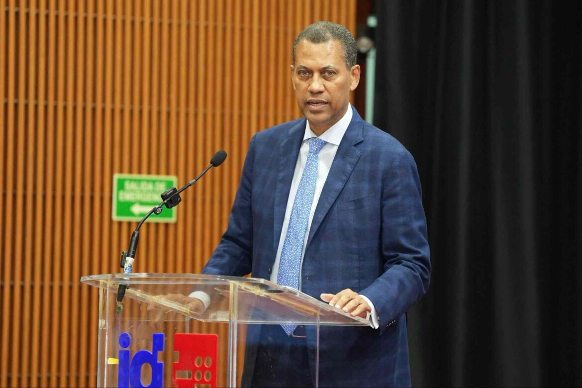 Gómez Mazara llama a universidades liderar transformación digital del país