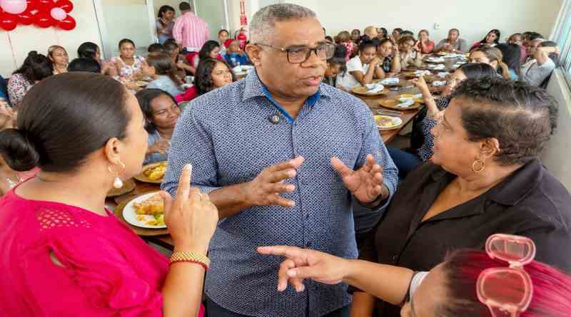 Antonio Feliz celebra el Día de las Madres junto a colaboradoras del Concejo de Regidores de Santo Domingo Este