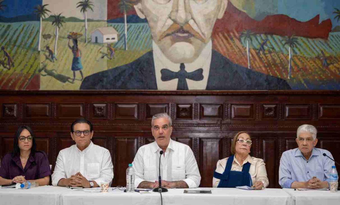 Presidente Abinader se reúne con líderes comunitarios y evalúa avances de obras clave en Santiago