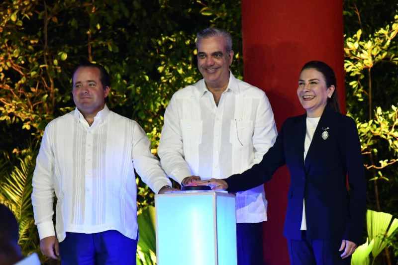 Abinader y Carolina Mejía recorren el nuevo Parque Deportivo Paseo 30 de Mayo