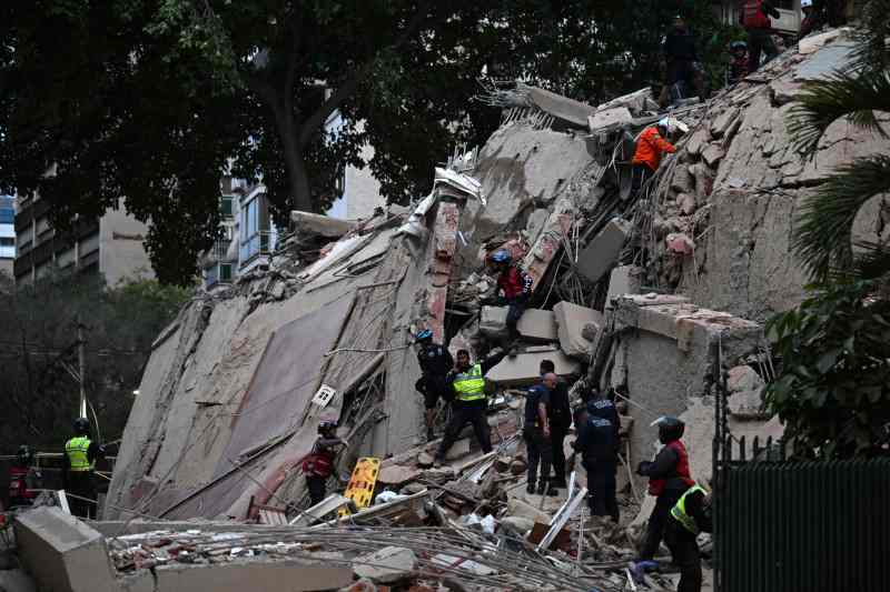 Edificios destruidos, heridos y pánico por dos fuertes sismos en Venezuela