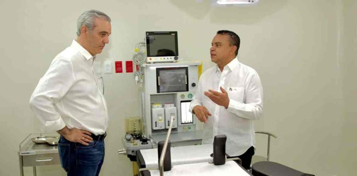Presidente Abinader inaugura hospital en Hacienda Estrella