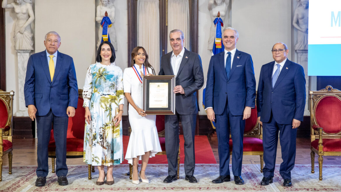 Reconocen a diez docentes universitarios por su excelencia académica y aportes a la educación superior
