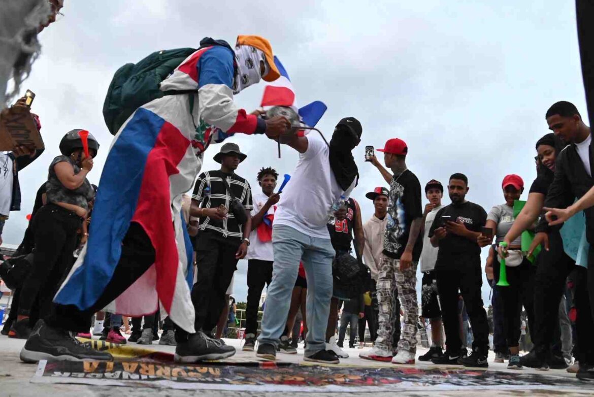 Protestan en la Plaza de la Bandera contra alto costo de la vida, reforma fiscal y disposiciones del Código Penal