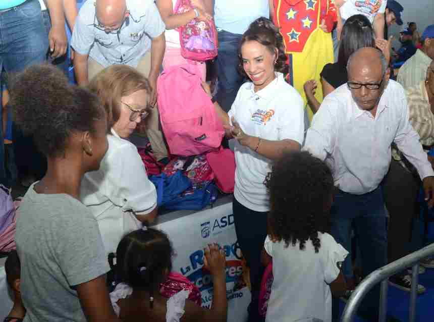 Más de 11 mil niños de Santo Domingo Norte reciben mochilas para el nuevo año escolar