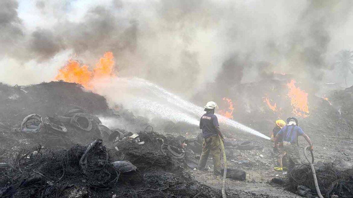 Bomberos continúan sofocando incendio en vertedero de Cancino Adentro