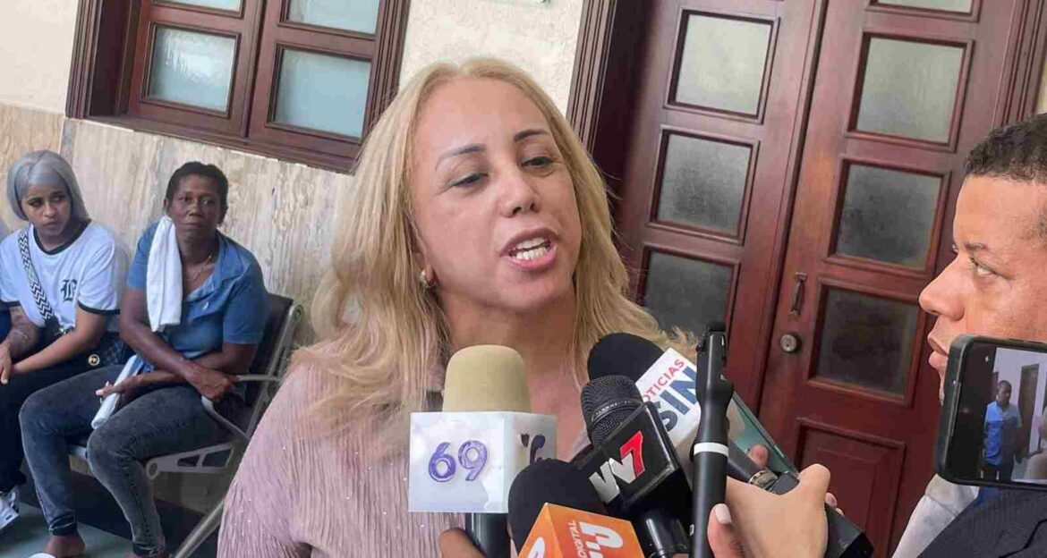 La Tora se presenta ante tribunal tras orden de arresto por caso de difamación e injuria