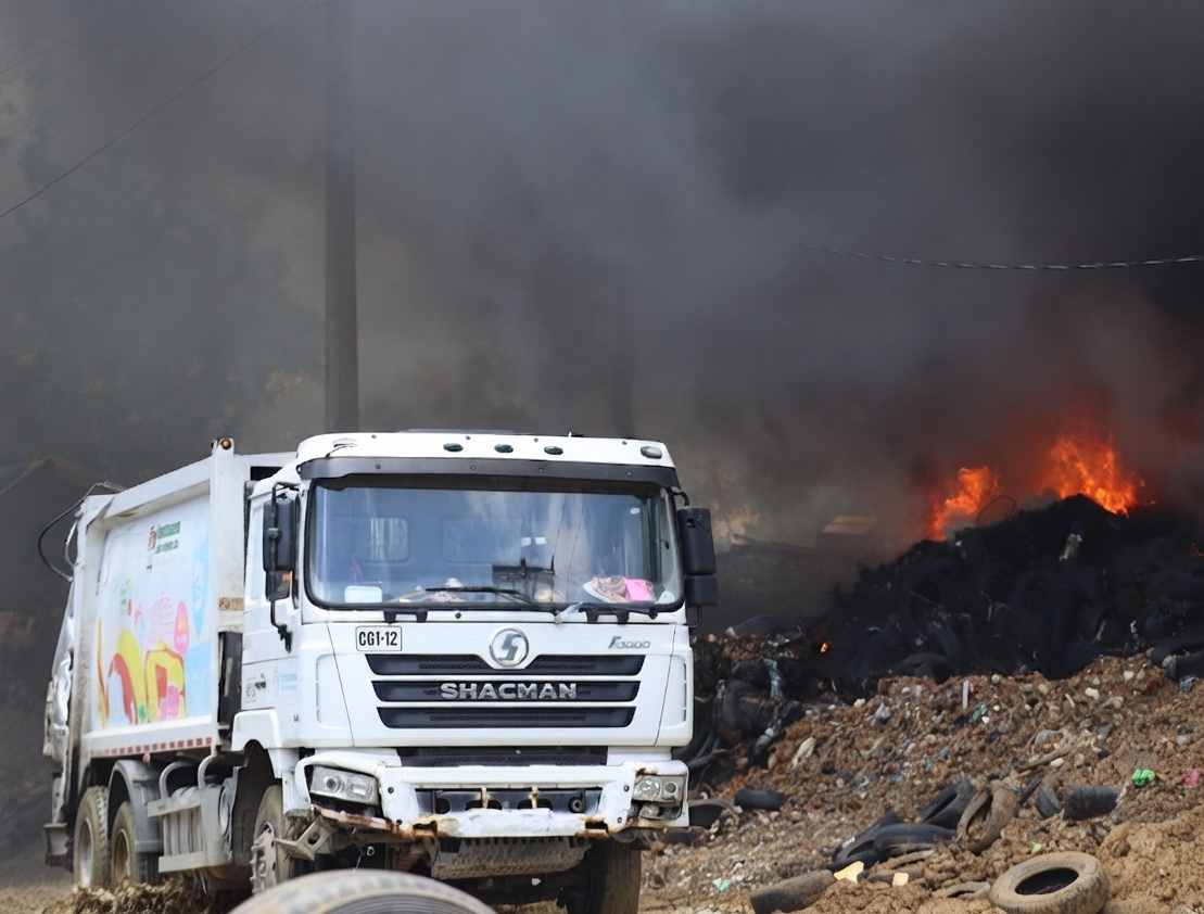 Incendio en vertedero de Cancino Adentro cubre de humo sectores de Santo Domingo Este