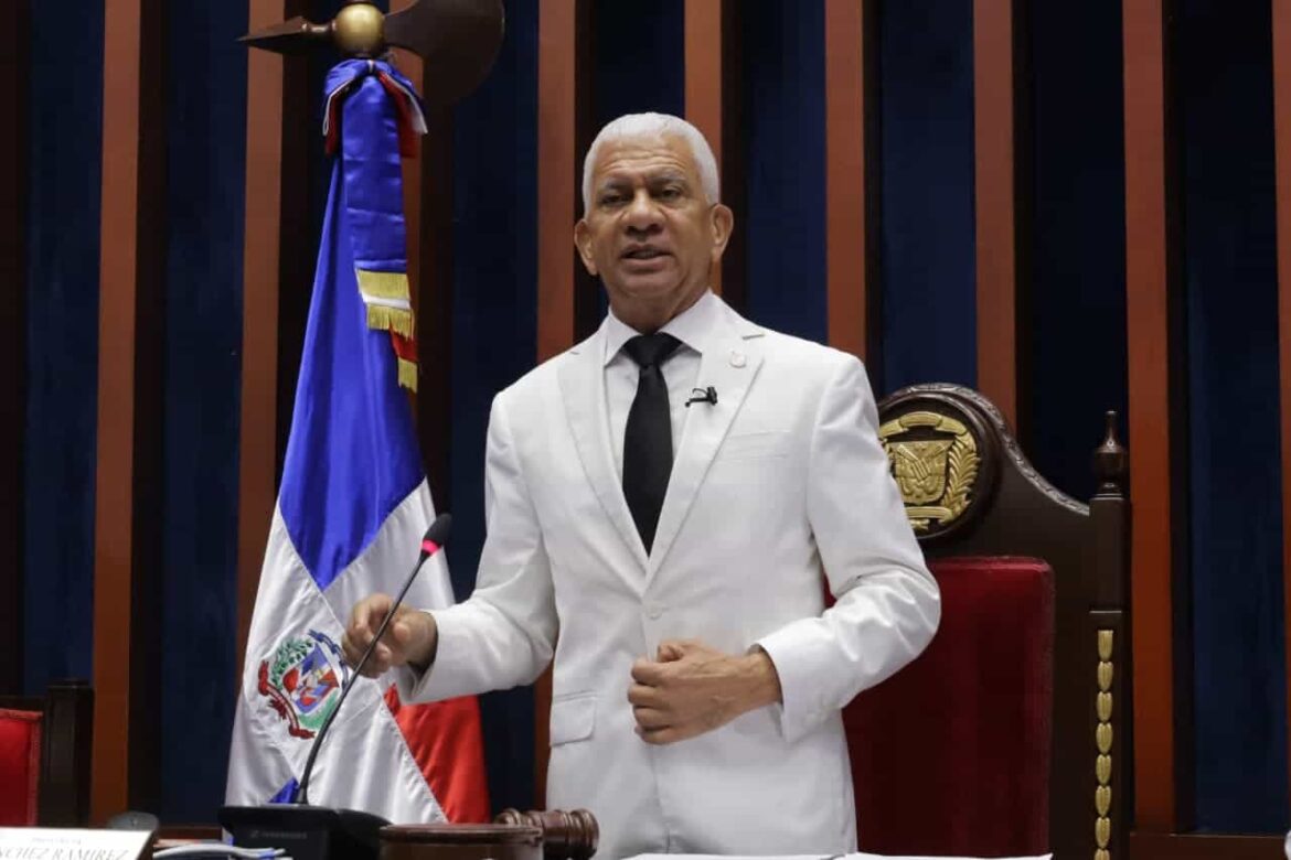 “Vamos a seguir avanzando”: Ricardo de los Santos asume por cuarto año las riendas del Senado