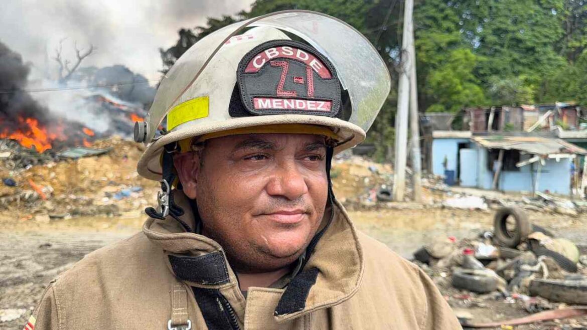 Bomberos controlan incendio en vertedero de Cancino Adentro; humareda alarma a residentes