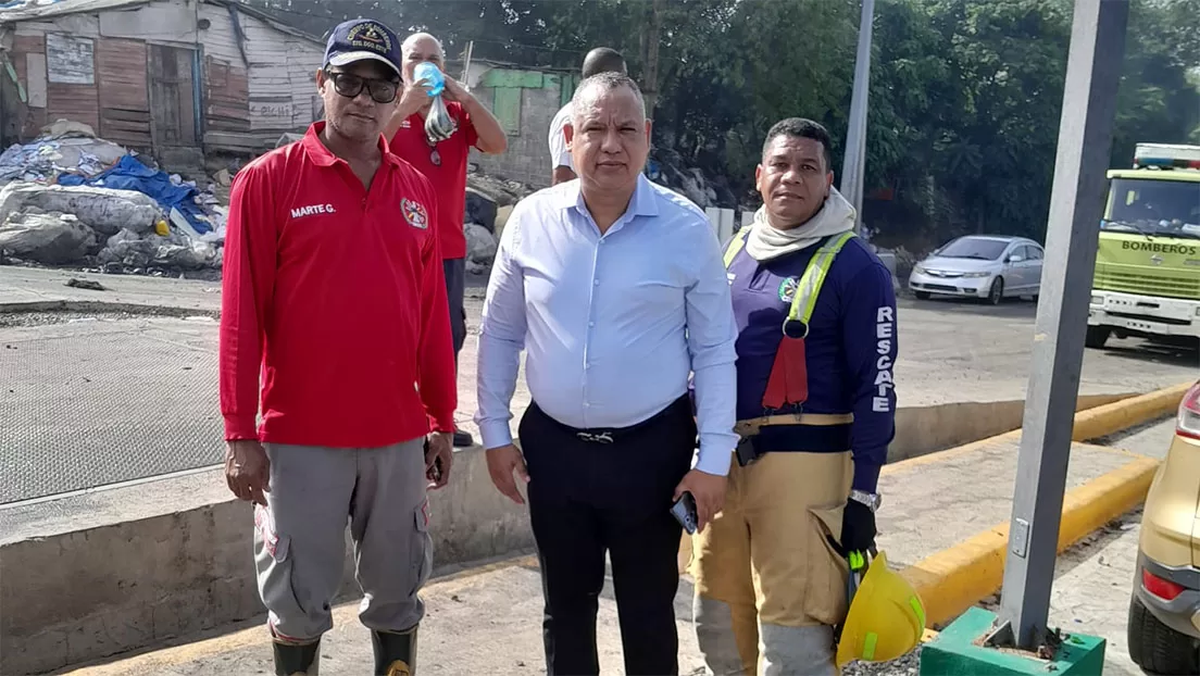 Alexis Jiménez supervisa avance en sofocamiento de incendio en Cancino Adentro