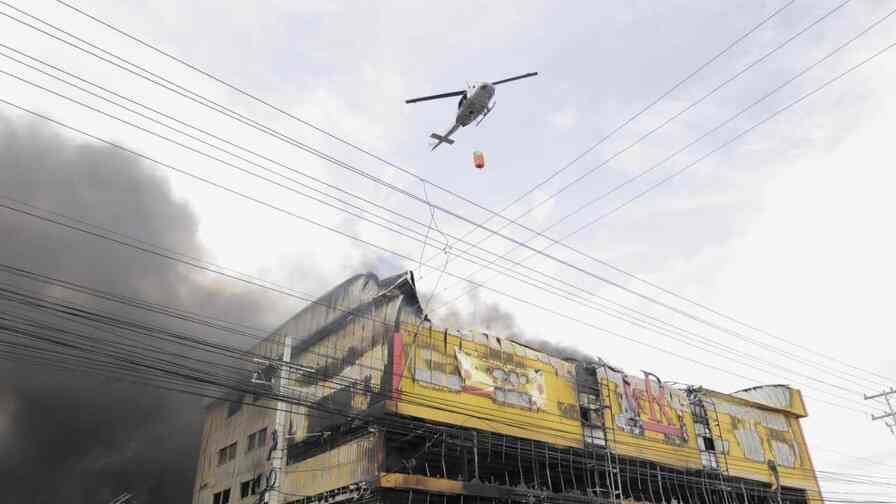 Helicóptero de rescate refuerza labores para sofocar incendio en L&R Comercial