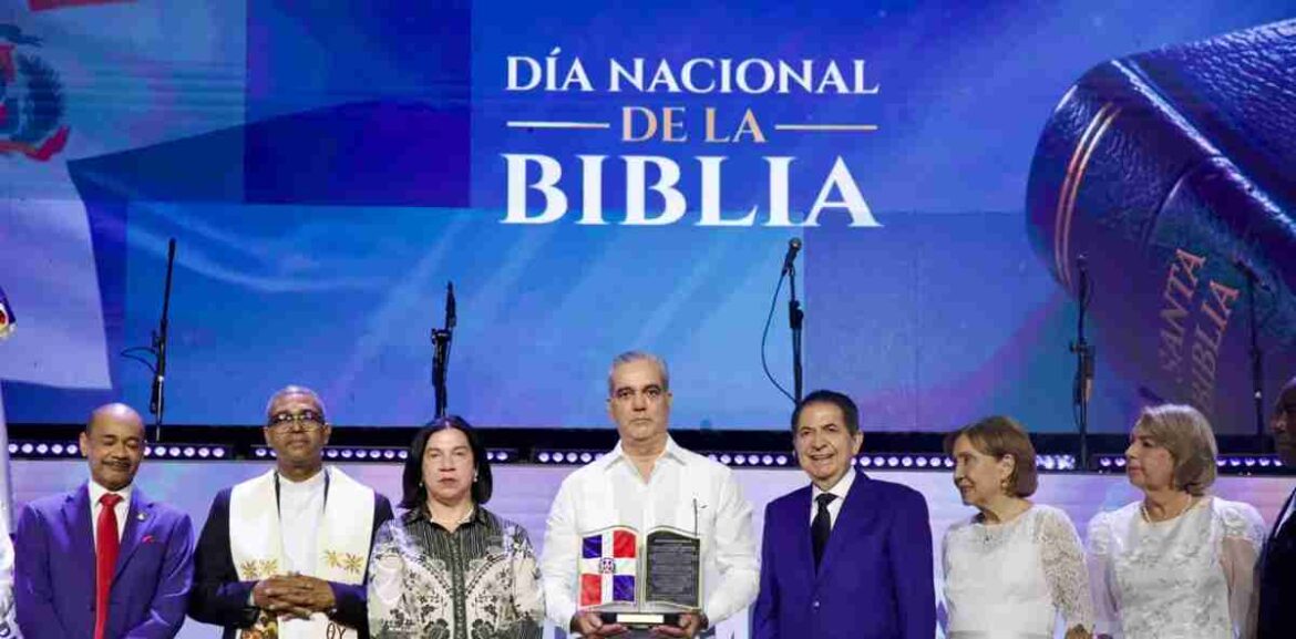 Abinader al ser reconocido por Comunidad Cristiana: “El Gobierno pasa, los hombres pasan, pero Dios permanece”