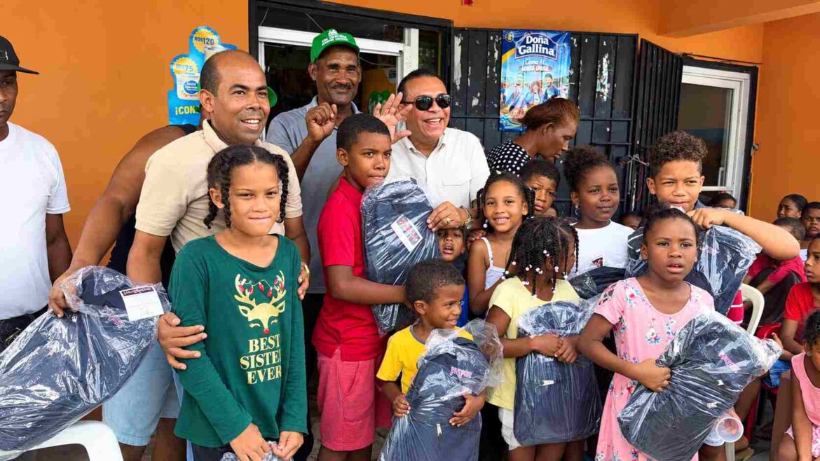Fabián Taveras lleva útiles escolares a niños de escasos recursos en Cancino Adentro