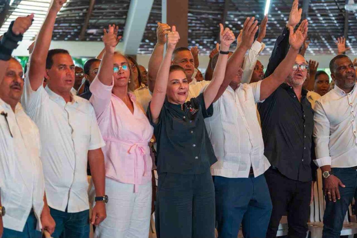 Carolina Mejía juramenta su estructura política en San Cristóbal