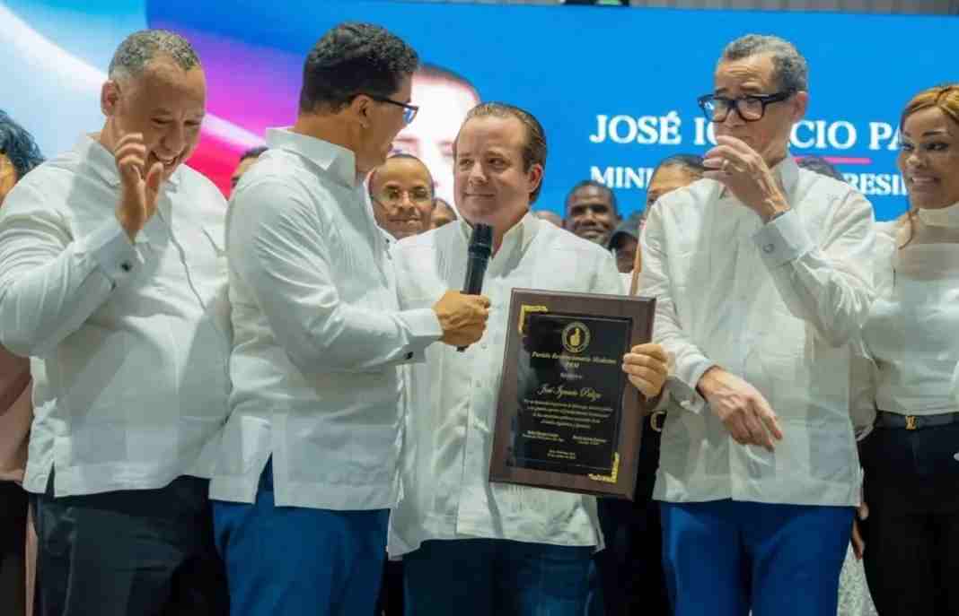 Dirigentes de Santo Domingo reconocen la labor de José Paliza
