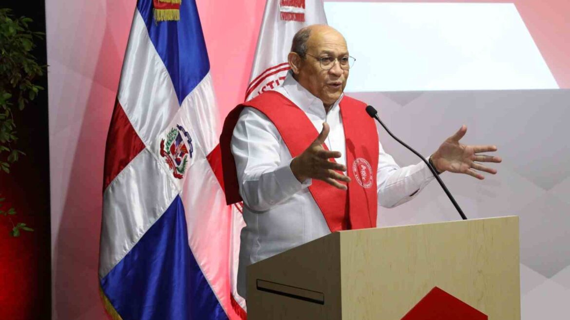 Intec reconoce a Rafael Santos Badía como Profesor Honorífico Llama a universidades transformar la educación